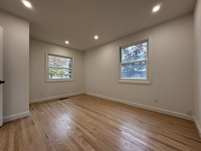 Foto del edificio - Beautifully Updated 3BD/2BA + Office Single-Family Home in Palo Alto