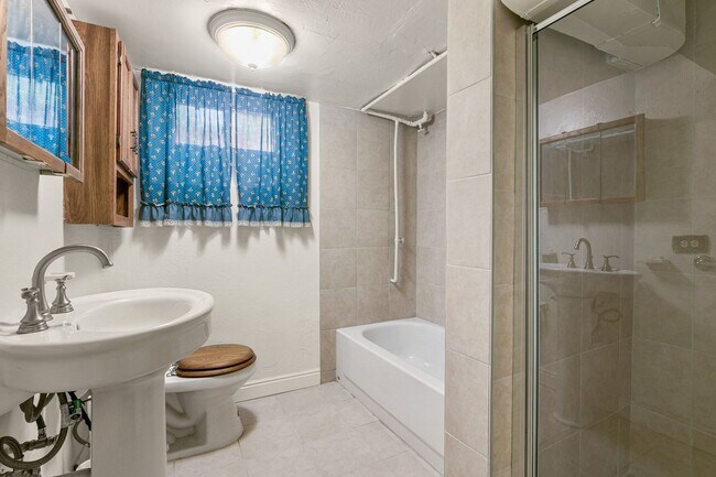 Building Photo - Great Convenient Location with Two Car Garage!