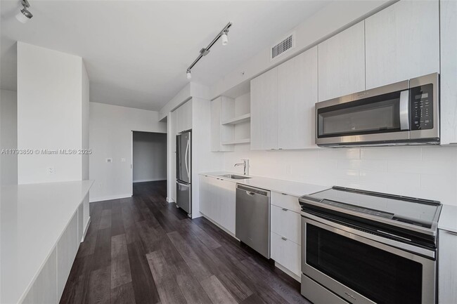 Building Photo - 555 NE 8th St