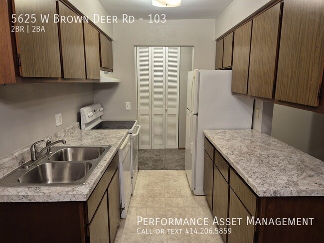 Foto del edificio - 5625 W Brown Deer Rd