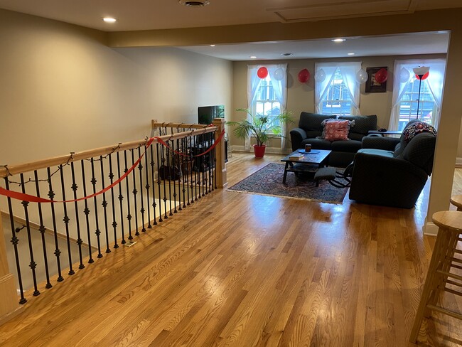 Building Photo - 28 Dove St