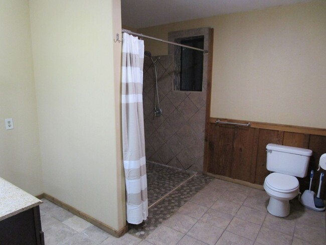 Building Photo - 2 Story House, 4 Bedrooms + Bonus Room in ...