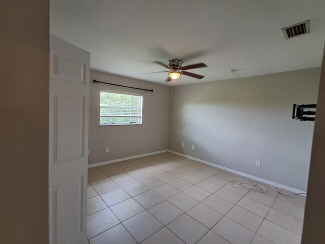 Building Photo - 3/2 Duplex in Lehigh $500.00 OFF FIRST MONTH!!!!