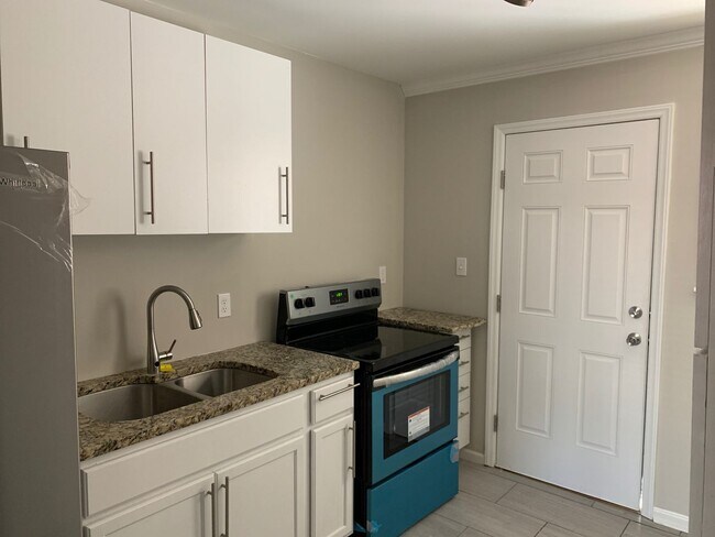 Building Photo - 2717 Columbus Cir