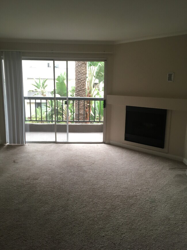 Living room - 5535 Canoga Ave