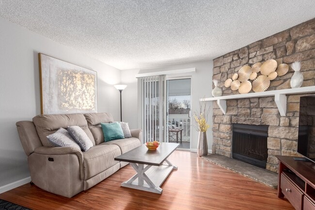 Foto del edificio - Beautiful 2 Bedroom Condo Across from Aurora Medical Center