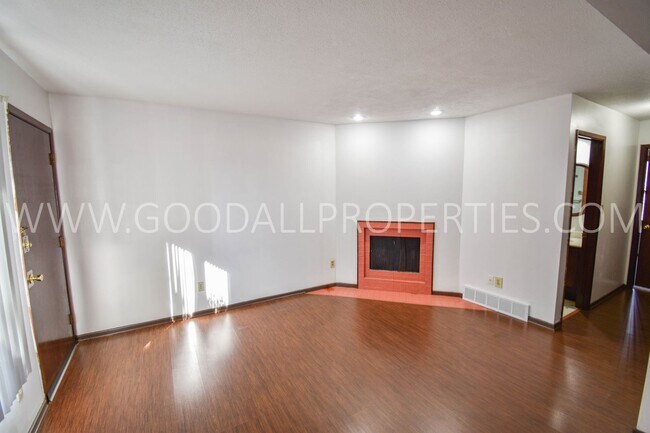 Foto del edificio - Great Deal!!! 2 Bedroom Duplex with Basement