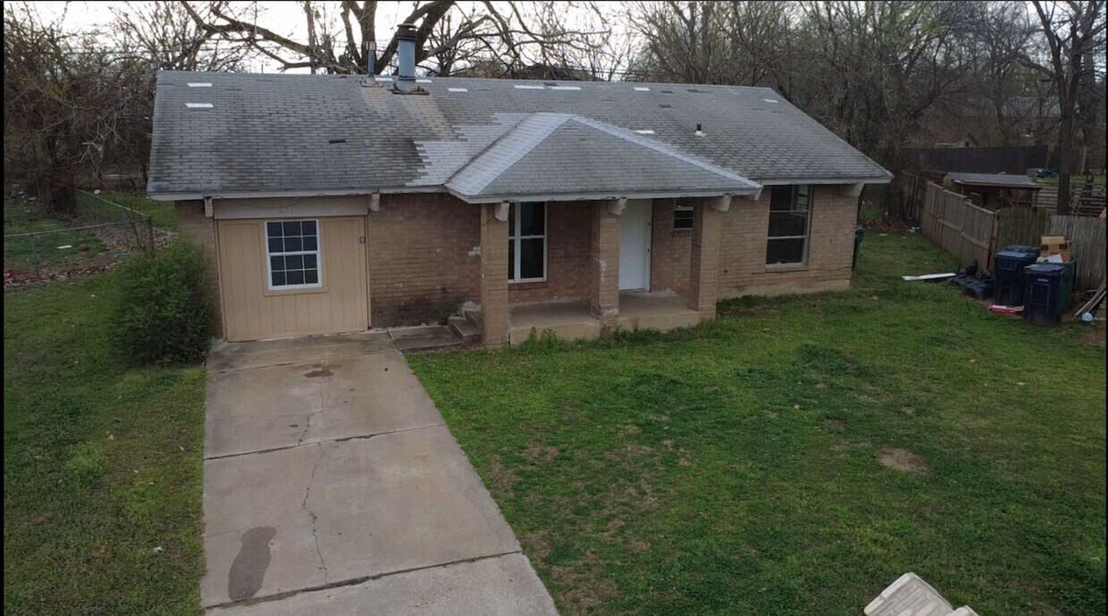 Charming 4-Bedroom Home with Spacious Yard! - Charming 4-Bedroom Home with Spacious Yard!