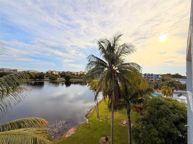Building Photo - 9357 Fontainebleau Blvd