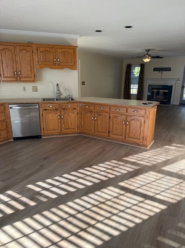 Foto del edificio - 3 Bedroom Home with Back Deck & Large Fenc...