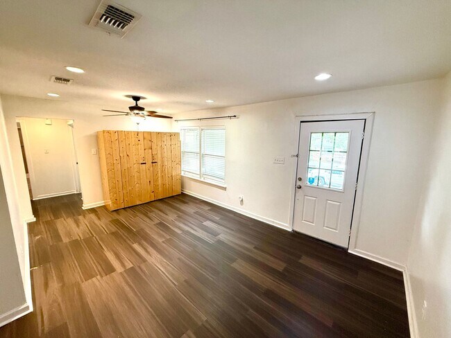 Building Photo - **APPLICATION RECEIVED** Charming 3 Bedroo...