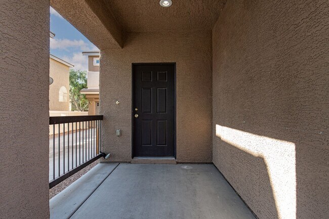 Building Photo - HUGE 5 BEDROOM, 3 BATH 2 STORY HOME IN GATED COMMUNITY NEAR SOUTHERN HIGHLANDS