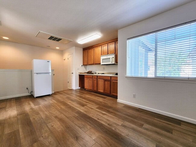 Building Photo - Granny Unit in NW Santa Rosa