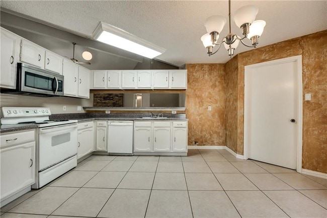 Building Photo - 7824 Roberta Dr