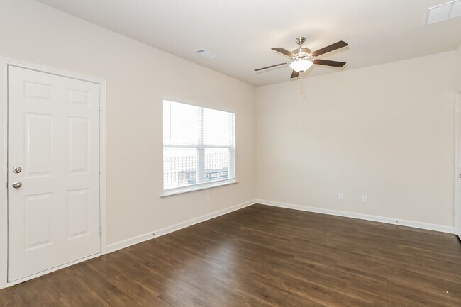 Foto del edificio - 402 Highwood Ln