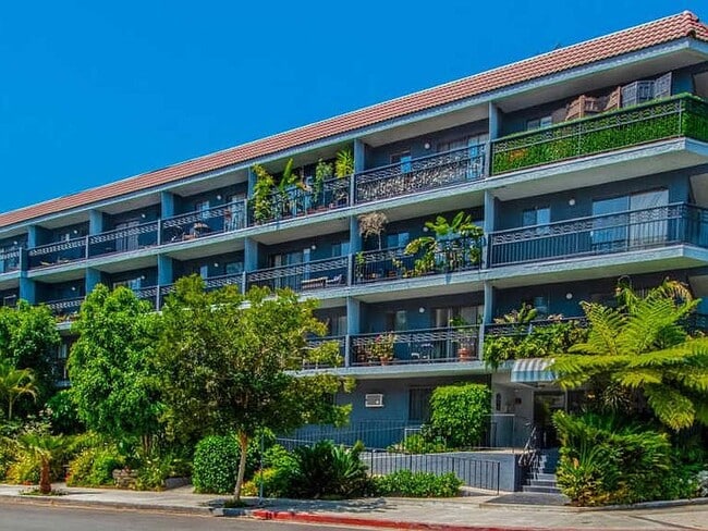 Foto del edificio - 1355 N Sierra Bonita Ave