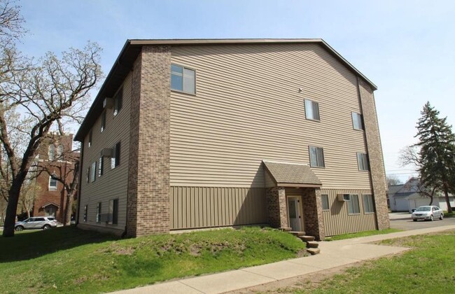 Building Photo - 750 5th St S