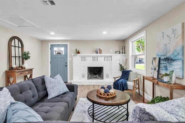 Building Photo - 11416 Pine Forest Dr