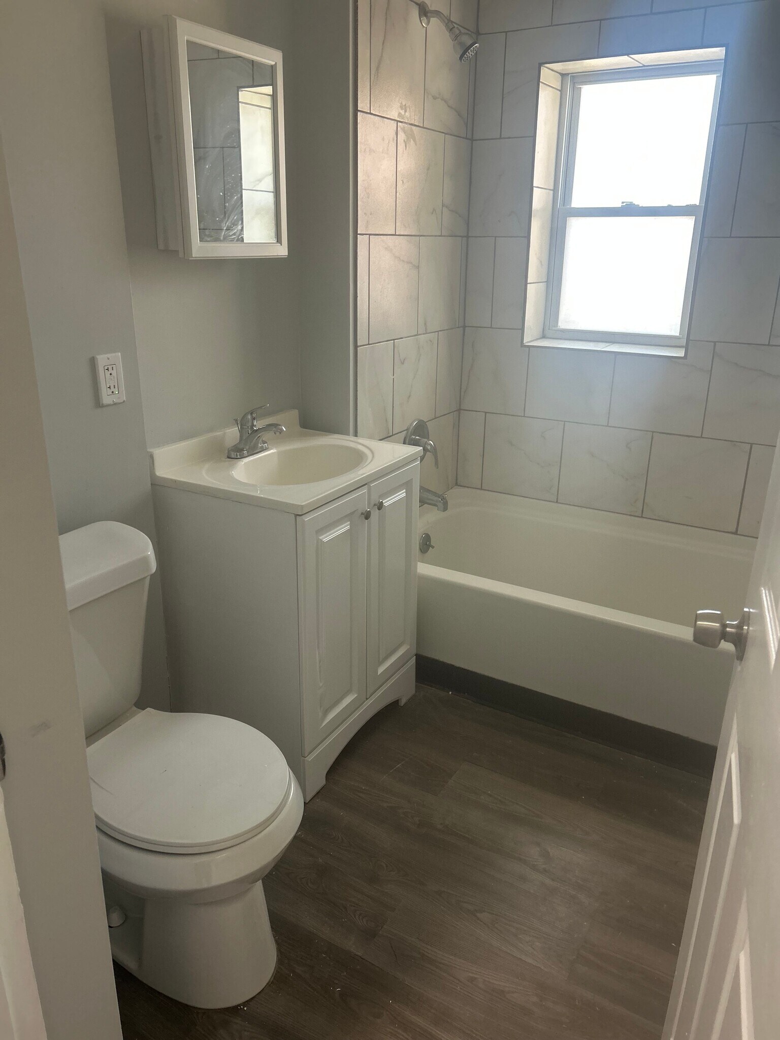 17568-70 Lake Shore Blvd Cleveland, OH 44119 – photo 2