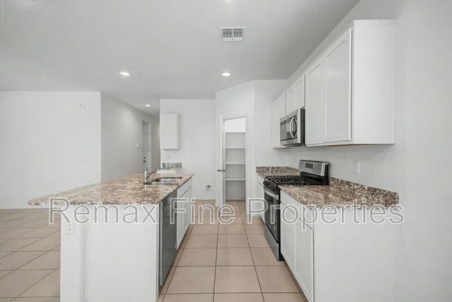 Building Photo - 15543 W Desert Hollow Dr