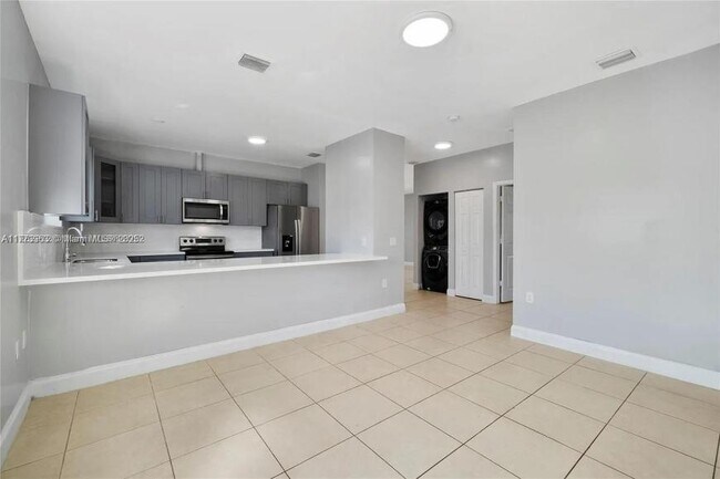 Building Photo - 3 bedroom in Miami FL 33147