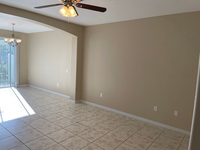 Building Photo - 2121 Victoria Glen Dr