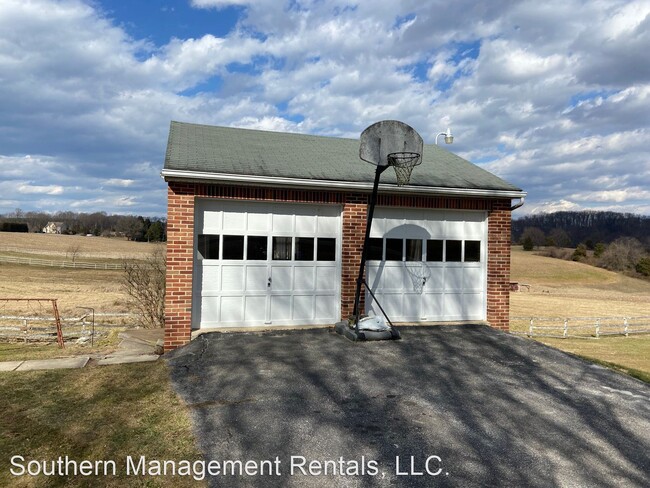 Foto del edificio - 4 br, 1.5 bath House - 234 Hess Farm Rd.