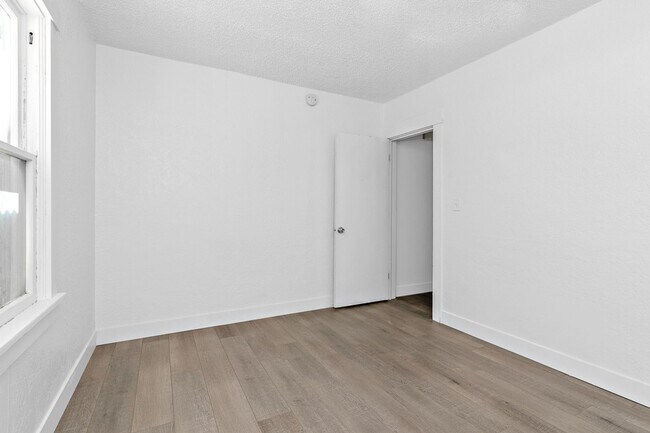 Foto del edificio - 1 bedroom 1 bathroom upstairs 4 plex unit available 05/18/2026