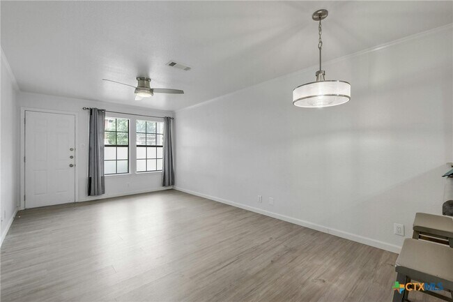 Building Photo - 2215 Post Rd