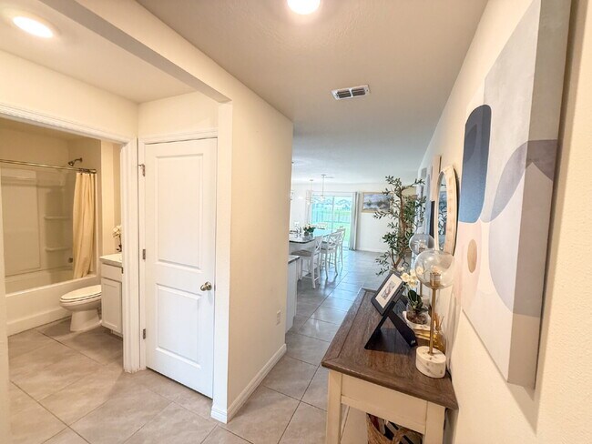 Foto del edificio - Spacious 4-Bedroom Home with Granite Count...