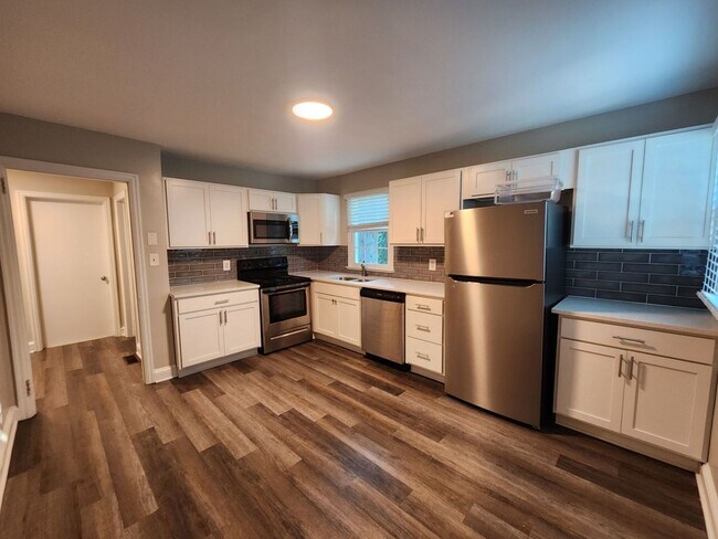 Building Photo - Newly renovated 2 bedroom