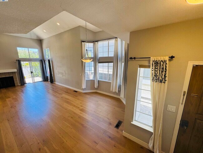 Building Photo - 122 Lynx Ct