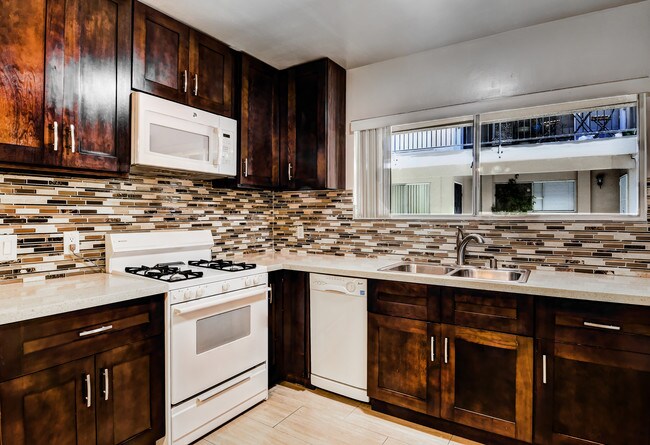 Kitchen - 4840 Van Noord Ave