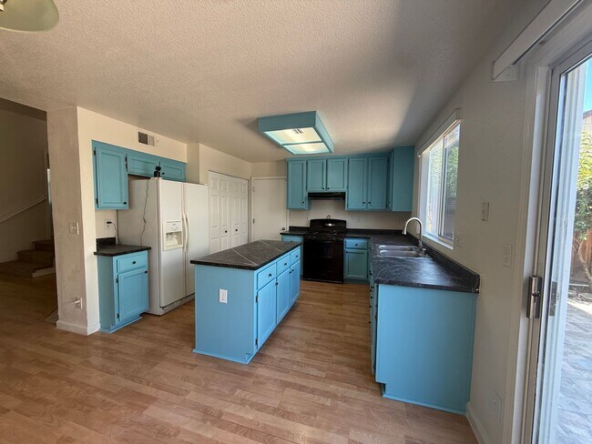 Foto del edificio - 3 bed | 2.5 bath | 1351 SF | 2 Car Garage | Two Story | Tenant pays $175 monthly for WS&G