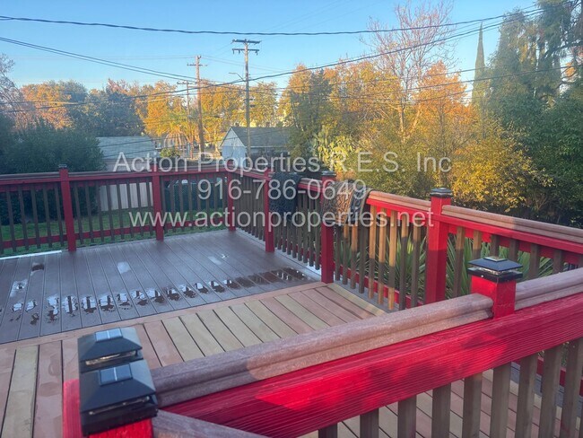 Foto del edificio - Central Roseville, 1 Bed, 1 Ba, Wall Air, Large Living Room, Bedroom Downstairs, Large Deck great...