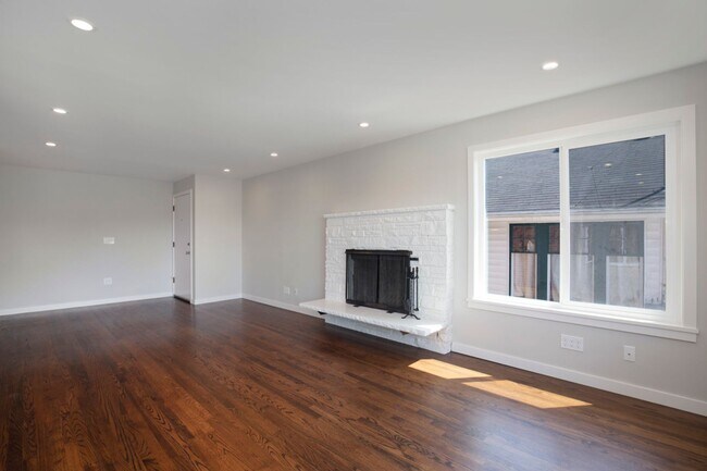 Building Photo - Queen Anne Triplex