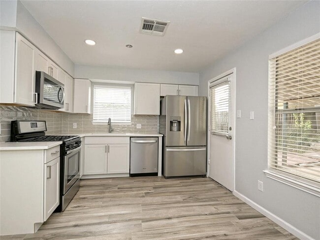 Building Photo - 1418 Clearview Loop