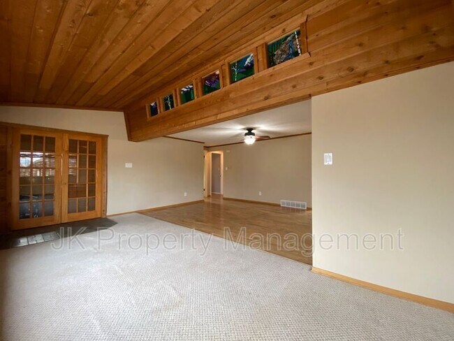 Building Photo - 749 Skyline Dr NE