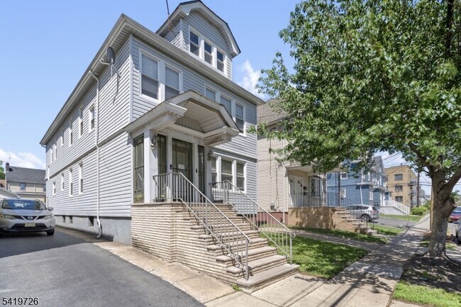 Foto del edificio - 144 Bellevue St