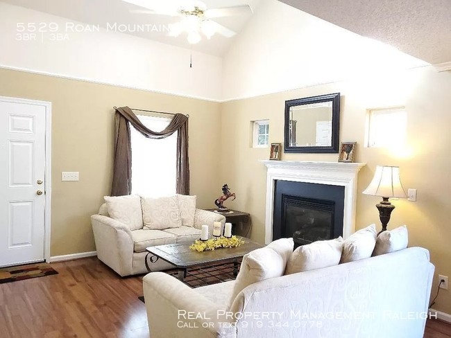 Foto del edificio - 5529 Roan Mountain Pl