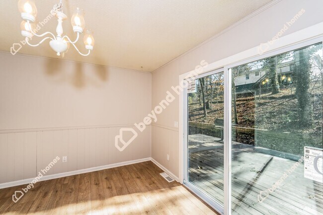 Foto del edificio - Beautifully Modernized 3 BR and 2 BA in on...