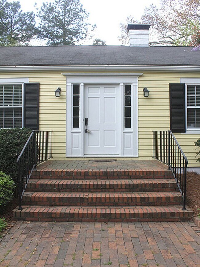 Foto del edificio - Adorable, Renovated Bungalow with Huge Yar...