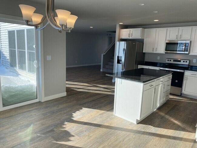 Building Photo - 4 Bed, 2.5 Bath Available Now - NEW INCENT...
