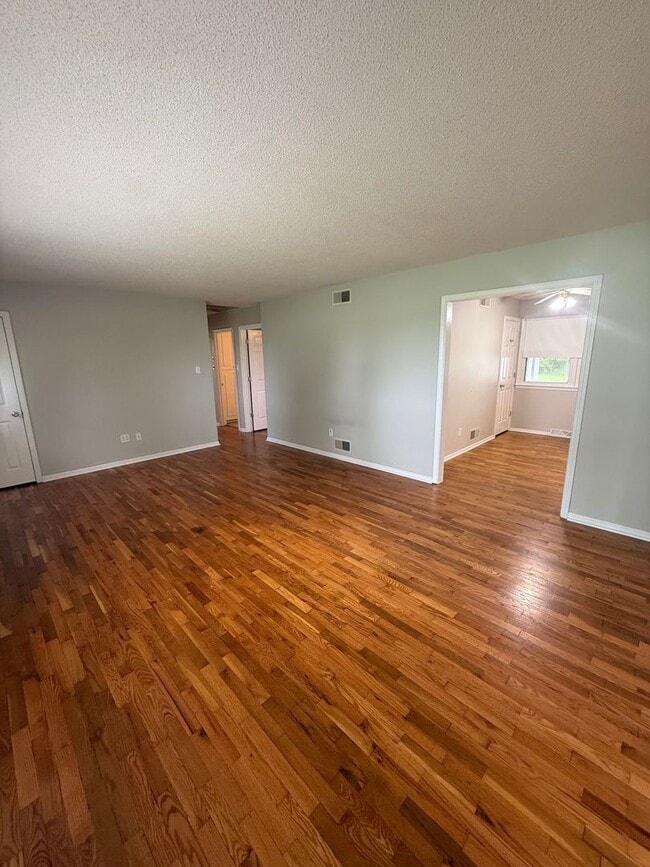 Building Photo - Charming 3-Bedroom, 3-Bathroom Farmhouse in Sturgeon MO