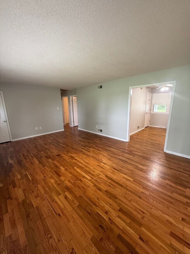 Foto del edificio - Charming 3-Bedroom, 3-Bathroom Farmhouse in Sturgeon MO