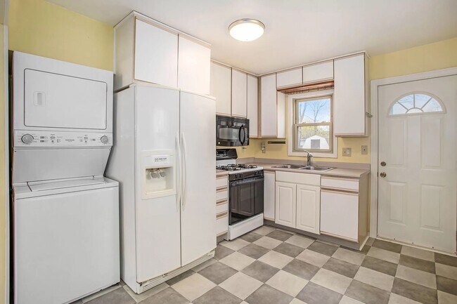 Building Photo - 244 Woodlawn Ave N