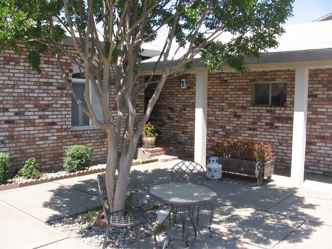 Foto del edificio - 3 bedroom home with Attached garage