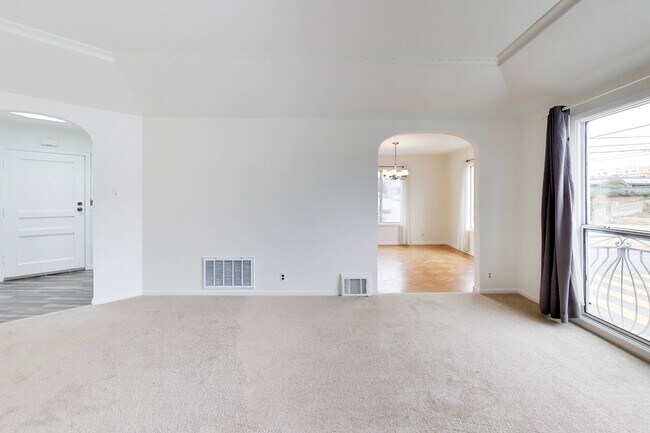 Building Photo - Bright Corner Home with Family Room, Yard & Laundry in Prime Sunset Location!