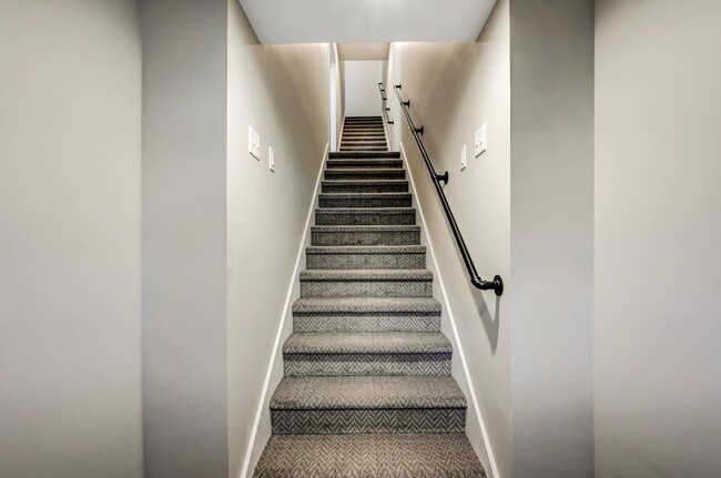 Building Photo - 702 E Elm St