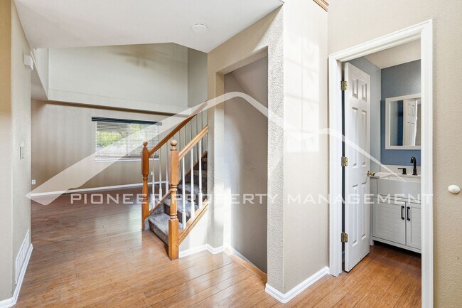 Foto del edificio - Spacious Home with Central AC and Fenced Yard
